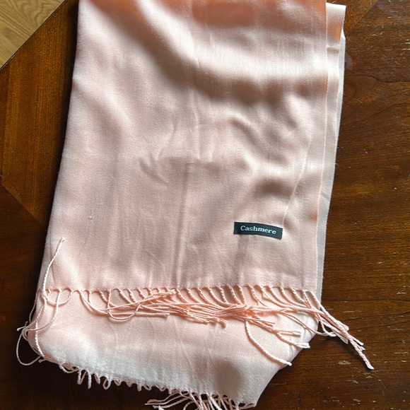 Scarf, shawl or pashmina light peach has a few imperfections - Picture 1 of 4